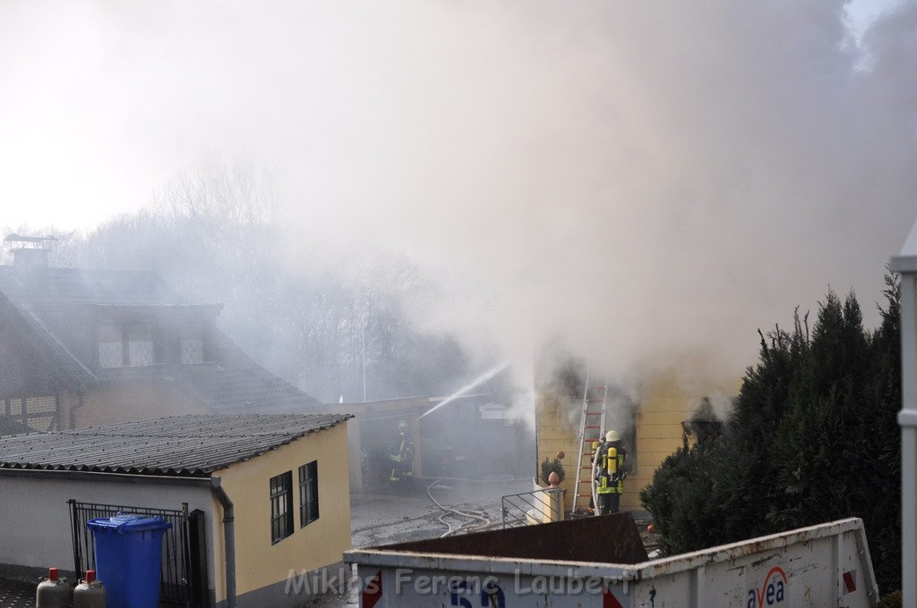 Haus komplett ausgebrannt Leverkusen P70.JPG